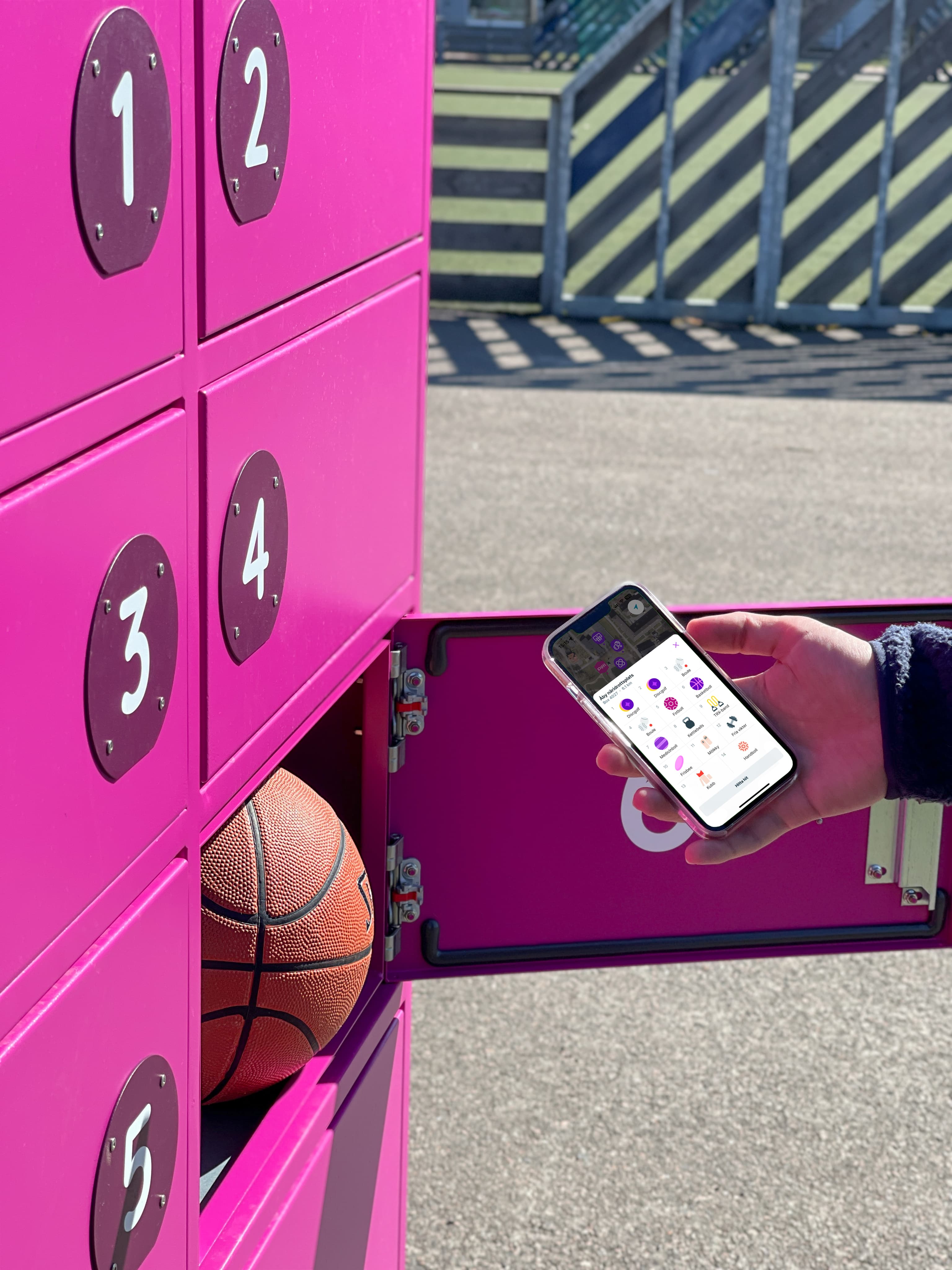 Piffl-användare hyr en basketboll via Piffl-appen.
